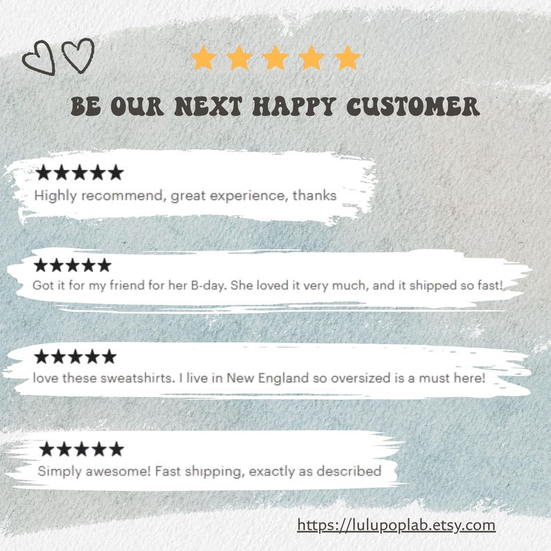 Może przedstawiać: Jasnoniebieskie i białe tło z tekstem &bdquo;BE OUR NEXT HAPPY CUSTOMER&rdquo;. Pięć złotych gwiazd znajduje się nad tekstem. Poniżej znajdują się recenzje klient&oacute;w z ocenami pięciogwiazdkowymi i adresem URL sklepu Etsy.