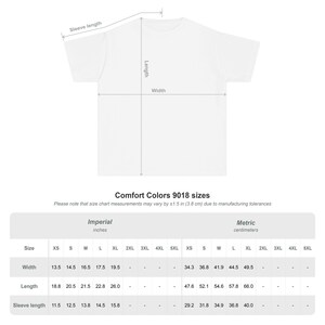 K&ouml;nnte beinhalten: Eine wei&szlig;e T-Shirt-Skizze mit Richtungspfeilen f&uuml;r &Auml;rmell&auml;nge, K&ouml;rperl&auml;nge und Breite. Unter der Grafik befindet sich eine Gr&ouml;&szlig;entabelle f&uuml;r Comfort Colors 9018 mit Ma&szlig;en in Zoll und Zentimetern f&uuml;r die Gr&ouml;&szlig;en XS bis 5XL.
