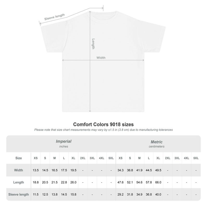K&ouml;nnte beinhalten: Eine wei&szlig;e T-Shirt-Skizze mit Richtungspfeilen f&uuml;r &Auml;rmell&auml;nge, K&ouml;rperl&auml;nge und Breite. Unter der Grafik befindet sich eine Gr&ouml;&szlig;entabelle f&uuml;r Comfort Colors 9018 mit Ma&szlig;en in Zoll und Zentimetern f&uuml;r die Gr&ouml;&szlig;en XS bis 5XL.