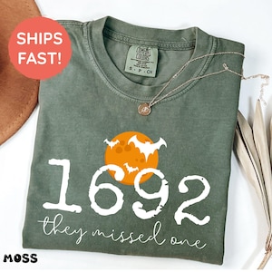 Camiseta &quot;1692 Se perdieron una&quot;, camiseta de Halloween con colores cómodos, camiseta de bruja de Salem, camiseta de Salem 1692, camiseta de bruja, camiseta de Halloween de bruja de Salem