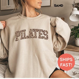 Pilates Leopardenmuster Sweatshirt | Pilates Hoodie | Pilates Instruktor Pullover | Pilates Geschenk | Fitness Geschenke | Trainings-Sweatshirt Sand