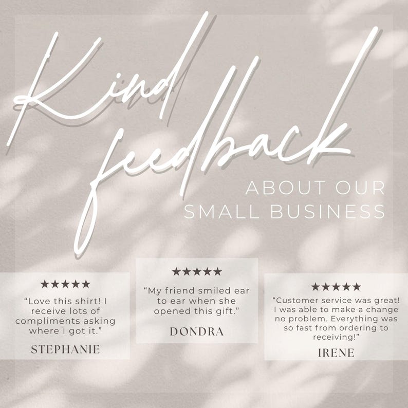 K&ouml;nnte beinhalten: Eine beige Grafik mit dem wei&szlig;en Text Kind feedback ABOUT OUR SMALL BUSINESS. Darunter befinden sich drei F&uuml;nf-Sterne-Bewertungen von Stephanie, Dondra und Irene, die jeweils positive Kundenstimmen zu Hemden und dem Service enthalten.
