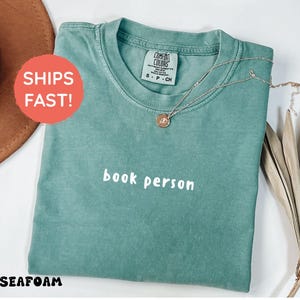 Comfort Colors® Buch Person Shirt, Buch Liebhaber T-Shirt, Bücherwurm Outfit, Buchclub Kleidung, Bücherwurm T-Shirt, Lese T-Shirt, Lehrer Bibliothekar Geschenk