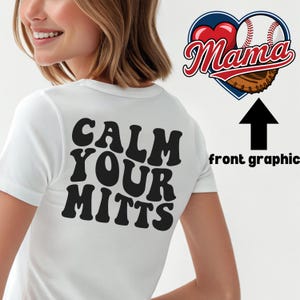 Camiseta del día del juego de béisbol, camiseta gráfica divertida para mamás, regalo para el día de la madre, calma tus manos, mamá de softbol, camiseta con letras retro, mamá deportista