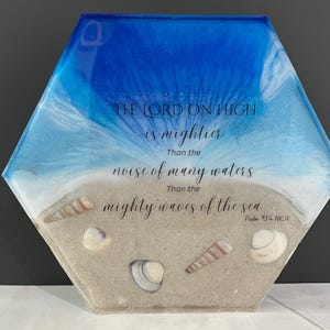 Psalm 93:4 Ocean Resin Art - "The Lord on High is Mightier" strandscène met schelpen