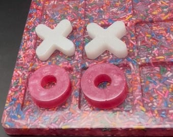 Handgemachtes Resin Tic Tac Toe Spiel mit rosa Streuseln