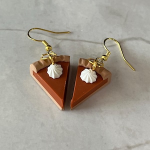 Pendientes de rebanada de pastel de calabaza: joyería otoñal hecha a mano con arcilla polimérica