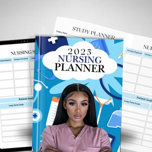 Peut inclure: Un planificateur infirmier 2025 avec un design de nuage bleu et blanc. La couverture présente une femme aux cheveux foncés portant une tenue d'infirmière rose. Le texte "2025 Nursing Planner" est en noir.