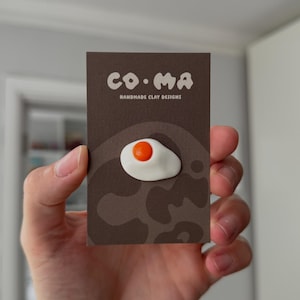 Polymer Clay Fried Egg Pin – Handmade Kawaii Breakfast Badge – Cute Foodie Accessory Gift Idea