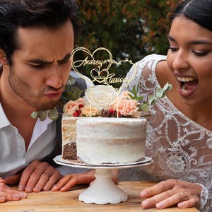 Topper per torta nuziale personalizzato con il cognome del signor e della signora in oro, elegante decorazione rustica per torta nuziale per sposi.
