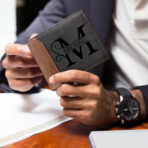 Cartera minimalista de cuero personalizada para hombre, delgada y grabada. Cartera personalizada con nombre para papá, regalo para el Día del Padre y primer padre de hija o esposo.