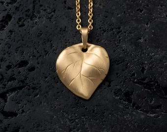 Colar com pingente de folha em ouro fosco · Pingente de folha banhado a ouro 18K · Berloque de folha botânica · Joia inspirada na natureza · Presente minimalista com pingente de folha
