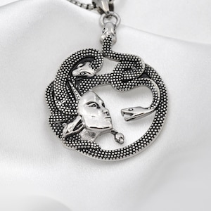 Colar com pingente de cobra Medusa: Amuleto gótico de aço inoxidável da mitologia grega - Presente de Natal - Presente para ela