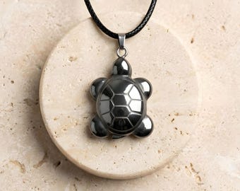 Colar de Tartaruga em Hematita - Pingente de Tartaruga Marinha em Pedra Natural - Joia com Gema - Joia de Proteção - Presente Minimalista - Colares da Sorte