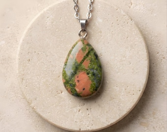 Colar de Unakita • Pingente de Pedra Natural • Joia de Cristal de Cura • Gema em Formato de Gota • Colar Boho • Presente para Ela