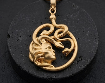 Colar com Pingente de Górgona Medusa - Pingente da Mitologia Grega Antiga - Joia da Deusa Grega - Presente para Ela - Presentes Mitológicos de Aniversário