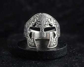 Anel com Capacete Espartano para Homens - Joia de Guerreiro Grego Antigo - Anel de Sinete em Latão Banhado a Prata - Presente Mitológico Ajustável - Anel Símbolo de Coragem