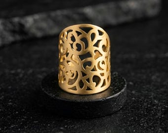 Anel Boho Moderno com Filigrana - Latão Banhado a Ouro 18K - Anel Marcante com Aro Largo - Joia Ajustável Feita à Mão para Mulheres - Anel com Renda Dourada Fosca