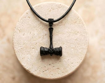 Colar Mjolnir Preto - Pingente Martelo de Thor - Joia da Mitologia Nórdica - Talismã Rúnico Viking - Presente em Estilo Gótico para Homens - Amuleto Pagão