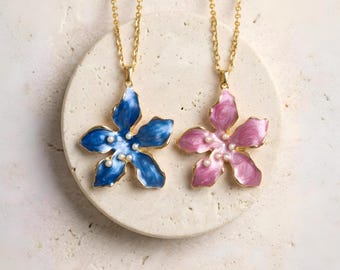 Colar Sakura Flor de Cerejeira - Colar com Flor Grande - Pingente de Flor Esmaltada - Colar Floral Marcante - Joias com Flor Dourada