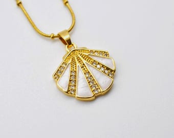 Mother of pearl seashell necklace - Seashell Pendant - Gift for lover - Minimalist Necklaces -Gold Shell Necklace with Pearl Detail