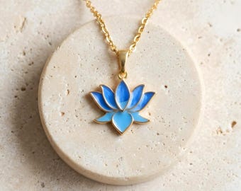 Colar delicado com flor de lótus dourada - Joia espiritual esmaltada - Pingente espiritual para presente - Presente de aniversário para ela - Presente de Dia dos Namorados