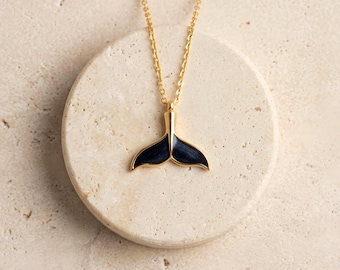 Colar Cauda de Baleia - Pingente Amuleto da Sorte - Joia Inspirada no Oceano - Colar Minimalista Dourado Feminino - Presente para o Dia dos Namorados