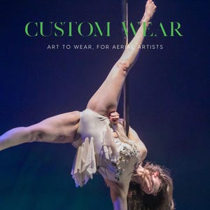 Könnte beinhalten: Eine Frau, die Luftakrobatik an einer Stange ausführt, trägt einen beigen Body mit dekorativen Akzenten. Das Bild zeigt den Text "CUSTOM WEAR" und "ART TO WEAR, FOR AERIAL ARTISTS" in Grün. Der Hintergrund ist ein Farbverlauf aus Dunkelblau und Grün.