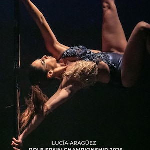 Könnte beinhalten: Eine Frau in einem dunkelblauen Trikot führt einen Pole-Dance auf, Arme und Beine ausgestreckt. Das Bild enthält den Text "Lucía Aragüez, Pole Spain Championship 2025, 2nd Place Amateur/Semi-Pro."