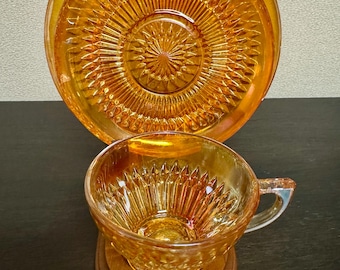 Set vintage di tazza e piattino da tè Jeannette Glass Co. nei modelli "Anniversary" o "Sunburst", con decorazioni iridescenti color calendula e piattino da dessert.