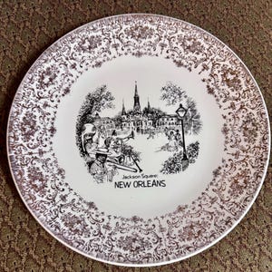 Plato de recuerdo vintage de Nueva Orleans, Luisiana, que representa la Plaza Jackson con la Catedral de San Luis y músicos.