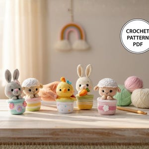 Può includere: Una tazza di ceramica bianca con manico nero e la scritta "But First, Coffee" in grassetto nero. La tazza è posta su uno sfondo sfocato, che suggerisce un'ambientazione accogliente. La tazza misura circa 10 cm di altezza.