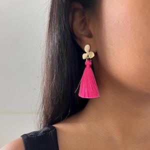 Felroze oorbellen met kwastjes en gouden bloemenstekers | Boho statement-oorbellen | Handgemaakte franjeoorbellen | Gedurfde hangoorbellen | Cadeau voor haar