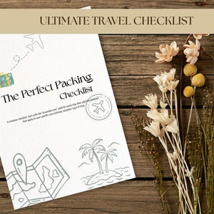 Può includere: Un documento cartaceo bianco intitolato The Perfect Packing Checklist con l'icona di una piccola valigia verde, un disegno al tratto di una mappa con un segnaposto e l'illustrazione di un'isola con palme. Il testo include Ultimate Travel Checklist.