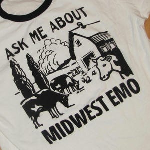 Chiedimi informazioni sulla maglietta unisex Midwest Emo Ringer - Maglietta indie serigrafata a mano