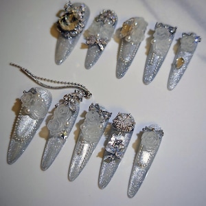 Rotierende Schneeflocke Charme Luxus Silber Pressen auf den Nägeln, 3D Rose Crystal Stiletto Nägel, Braut Abschlussball wiederverwendbare künstliche Nägel