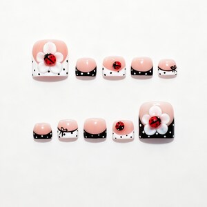 Unghie dei piedi francesi Cottagecore con coccinella: fiori bianchi 3D, punte a pois e piccoli fiocchi, un grazioso regalo estivo riutilizzabile per la pedicure, perfetto per lei.