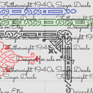 Peut inclure: Une image numérique montrant une variété de motifs pour des décalcomanies de machine à coudre Singer. Les motifs sont de différentes couleurs, notamment le bleu, le vert et le rouge. Le texte "Featherweight 1940s Singer Decals" apparaît plusieurs fois dans l'image. Le texte "Designed for sale on Etsy" apparaît également plusieurs fois.