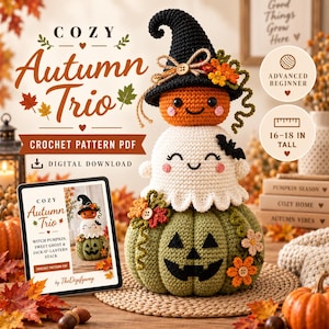 Könnte beinhalten: Eine Häkelanleitung als PDF mit dem Titel Cozy Autumn Trio, die einen Stapel aus drei Amigurumi-Figuren zeigt: einen orangefarbenen Kürbis mit schwarzem Hexenhut, ein weißes Gespenst mit schwarzer Fledermaus und eine Kürbisbasis, 41-46 cm groß.