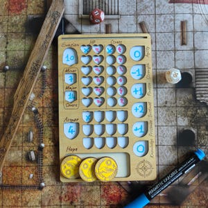 May include: A wooden RPG tracker with sections for Evasion, HP, Stress, Armor, and Hope. Includes dice, coins, and a magnetic erasable marker. The tracker has a light wood finish. Measurements are in cm and grams.