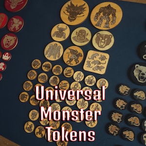 Könnte beinhalten: Eine Sammlung von Holz-Monster-Token mit verschiedenen eingravierten Designs, darunter Drachen, Bären und andere Fantasiewesen. Die Token sind auf einer dunkelblauen Oberfläche angeordnet, mit dem Text "Universal Monster Tokens" in Rot.
