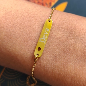 Personalisiertes Goldfarbe Armband: Gravierte Namensbar mit Herz-Ausschnitt