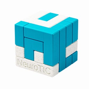 Puede incluir: Un cubo de rompecabezas tridimensional con una mezcla de bloques azules y blancos moteados. La palabra "NeuroTIC" está impresa en uno de los bloques blancos. El cubo está diseñado con piezas entrelazadas.