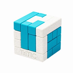 Może przedstawiać: Puzzle w kształcie kostki z mieszanką niebieskich i białych, nakrapianych klocków. Puzzle mają napis "TriTIC" wydrukowany na jednej stronie. Klocki są ułożone w celu utworzenia trójwymiarowej struktury.