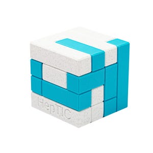 Może przedstawiać: Puzzle w kształcie kostki z białą, nakrapianą powierzchnią i jasnoniebieskimi akcentami. Na jednym z boków widnieje napis "Heptic". Puzzle składa się z zazębiających się prostokątnych elementów.