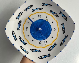 Horloge plate en céramique de poisson bleu : décoration de cuisine côtière italienne