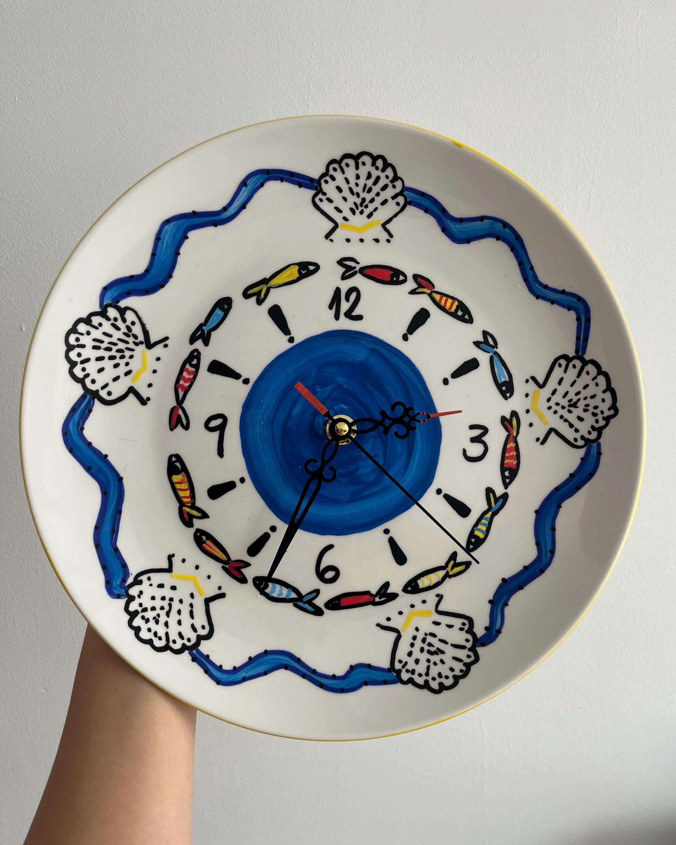 Horloge murale méditerranéenne en céramique : décoration d'intérieur côtière recyclée