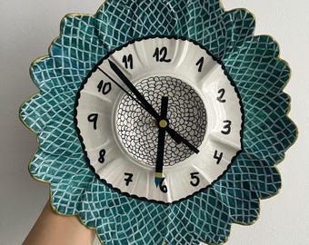 Horloge poterie bleu sarcelle peinte à la main : décoration murale en céramique de 25 cm (10 po.)