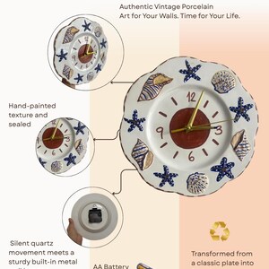 K&ouml;nnte beinhalten: Eine Wanduhr aus einem wei&szlig;en Porzellanteller mit gewelltem Rand, verziert mit handbemalten blauen Seesternen und beigen Muscheln. In der Mitte befindet sich ein brauner Kreis mit goldenen Zeigern sowie den Ziffern 3, 6, 9 und 12.