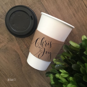 Maniche da caffè stampate con design personalizzato o standard personalizzato, tazze bianche e coperchi neri - Scegli il tuo design - Kraft marrone naturale riciclato